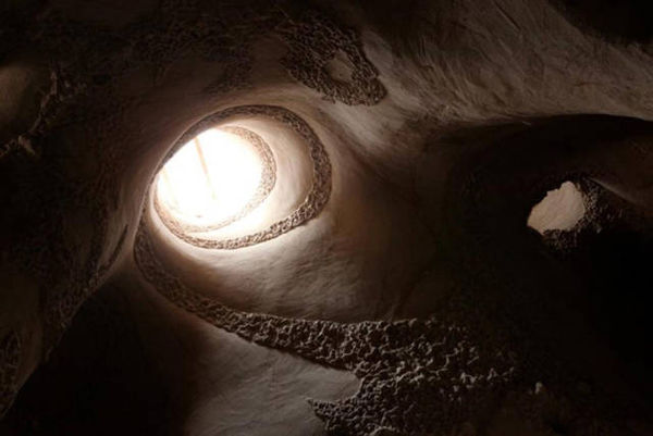 一位雕刻家独自花十年挖了个巨美的洞！