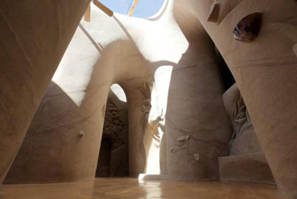 一位雕刻家独自花十年挖了个巨美的洞！