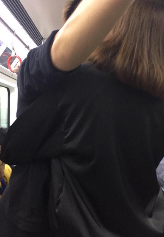 情侣地铁拥吻5站 全然不顾乘客感受