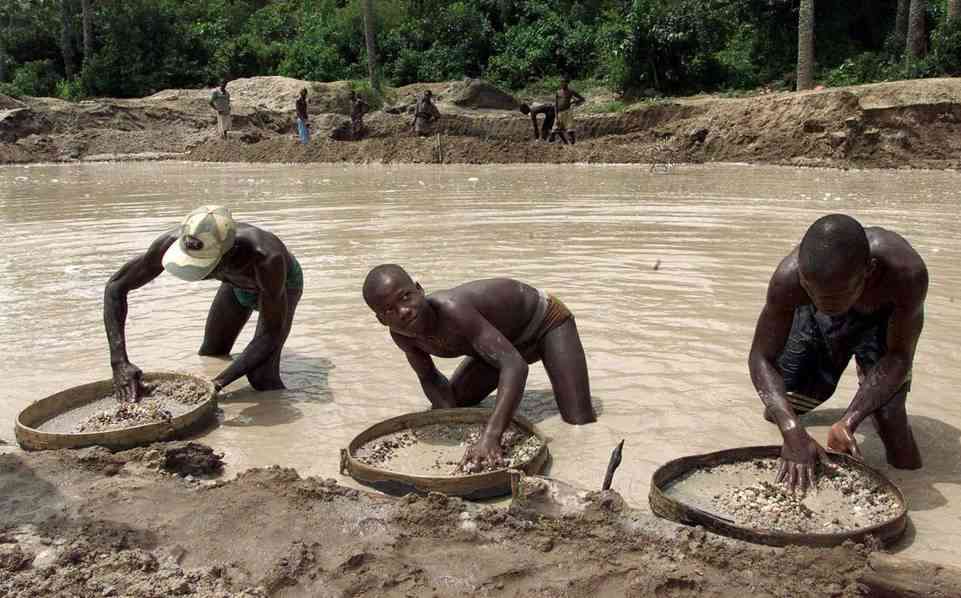 西非男子挖到超大钻石估值4.25亿元(图)
