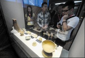 图：市民们正在欣赏长沙古瓷的魅力