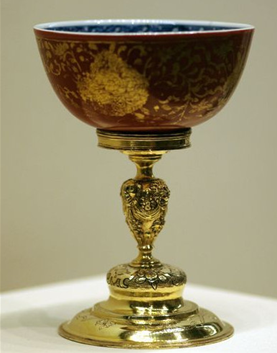 德国加装银支架杯（景德镇，明嘉靖，约1583年在德国慕尼黑加装支架，维多利亚与艾伯特博物馆藏）