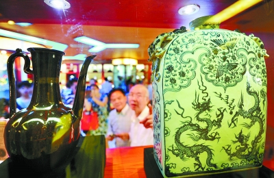 5月22日，许多市民在观赏古陶瓷珍品
