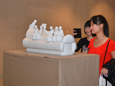 展览现场 瓷塑爱好者观赏展出作品