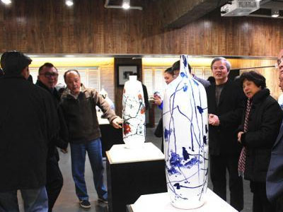 “海上瓷韵—2013海派瓷器展”开幕 看画家与陶瓷亲密接触