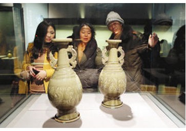 游客们在西安博物院展厅参观展出的耀州窑精品瓷器
