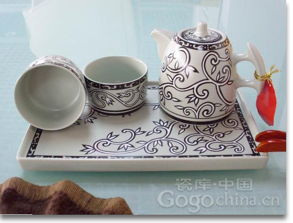 精美茶具集实用性与艺术性于一身，日渐成为家居装饰中的