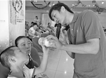 徐赵平（右）在讲解如何选择奶瓶