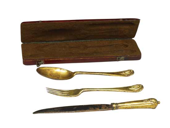 图2 鎏金刀叉匙附皮盒、木盒，土尔扈特部渥巴锡进献，清乾隆甲午年（1774）御题，俄罗斯作品