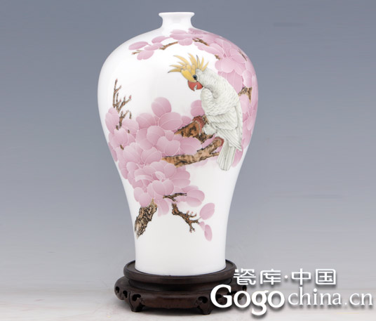 每只陶瓷花瓶除了不一样的欣赏价值外，还拥有与众不同的