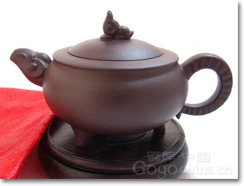 紫砂茶具有两种美：华丽之美和素净之美