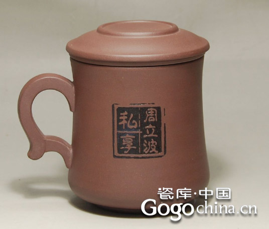 在传统和现代的交融中，龙年礼品紫砂茶具蓬勃发展