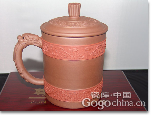 在龙年礼品紫砂热潮中，手工制作的紫砂茶具成了主流配置
