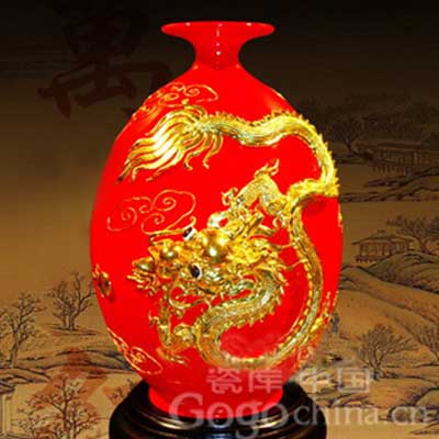 中国红漆线雕福龙橄榄花瓶