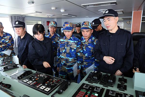 中越双方海警执法人员互相参观执法舰艇