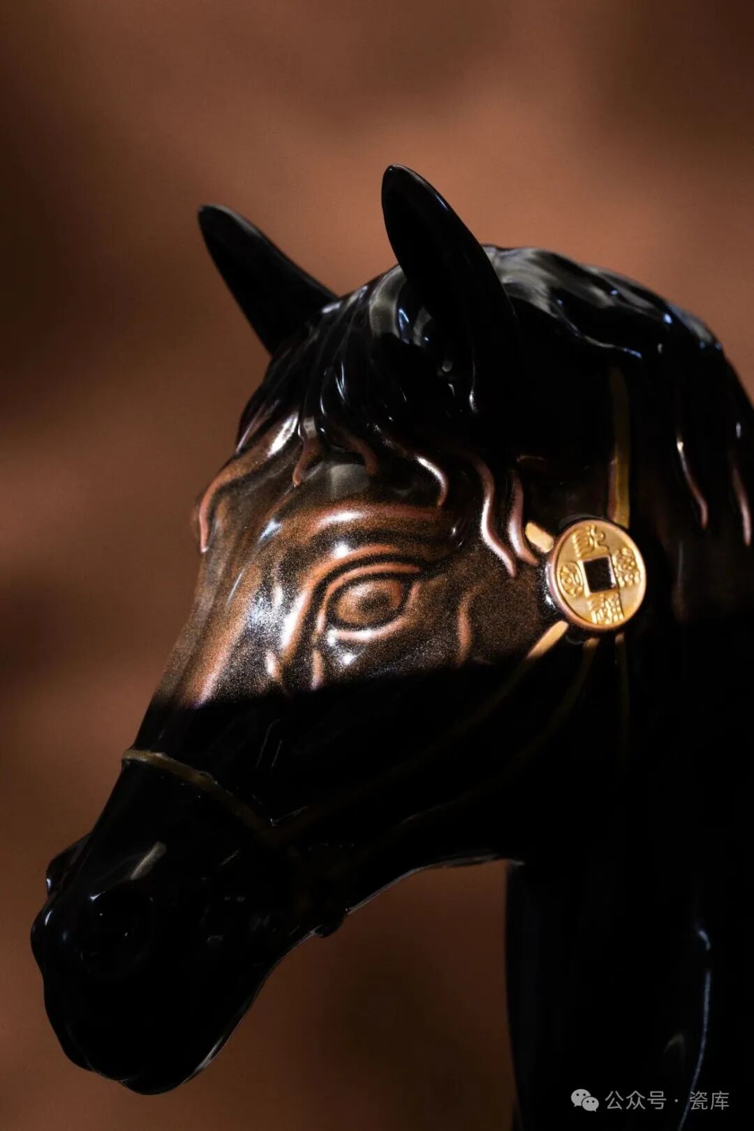 龙泉烈火淬乌金，马首昂然势欲奔。